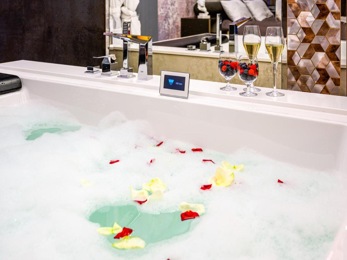 Pietryna Apartments Luxury - Sauna , Jacuzzi , Bezposrednio Przy Ul Piotrkowskiej วูดช์ ภายนอก รูปภาพ